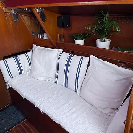 Buho Hotel en barco Mataró